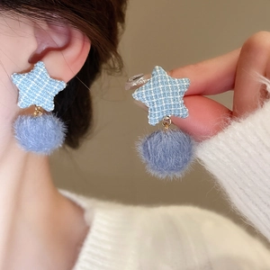 Blaue Tweed-Stern-Ohrringe mit weichen Plüsch-Pompons für einen schicken Winterlook