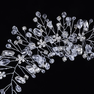 Primo piano dettagliato della fascia da sposa argento fatta a mano con cristalli e strass