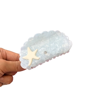 Pince à cheveux coquillage en acrylique bleu clair avec étoile de mer blanche et strass