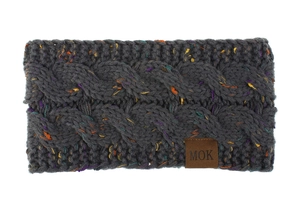 Gros plan d'un bandeau en tricot gris chiné avec un écusson en cuir MOK élégant.