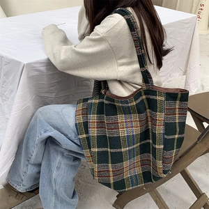 Détail du grand sac cabas en laine à carreaux verts montrant la texture du tissu