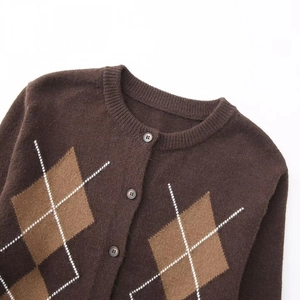 Detail von brauner Strickjacke mit Rautenmuster, Rundhalsausschnitt und Knopfleiste