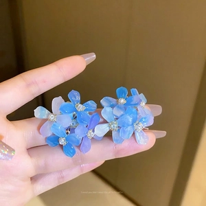 Chic silver needle acrylic gradient blue floral earrings with delicate pearls