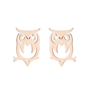 Détail des boucles d'oreilles hibou évidées en or rose avec finition polie miroir