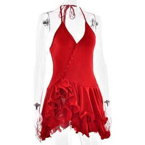Détail de la robe rouge à licou avec boutons à boutonnage simple et volants doux