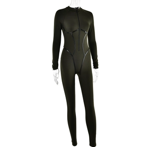 Nahaufnahme des olivgrünen Langarm-Jumpsuits mit schwarzen Taillenlinien und Reißverschluss