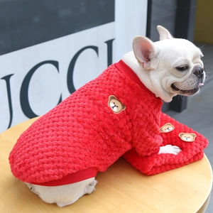 Bulldog francese in maglione rosso testurizzato per animali con ricamo di un orsetto