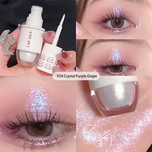 Macro di ombretto liquido glitterato viola con applicatore di precisione a spugna