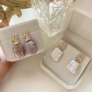 Eleganti orecchini a lobo quadrati con perle barocche dorate viola e bianche
