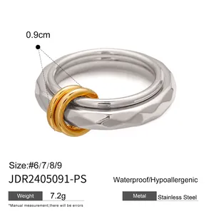 Detailsicht auf silbernen, facettierten Edelstahlring mit zwei goldenen Bändern