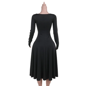 Vue arrière détaillée de la robe moulante noire chic avec fente élégante sur l'ourlet