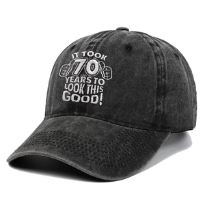 Détail de la casquette grise en coton lavé avec broderie blanche pour le 70e anniversaire