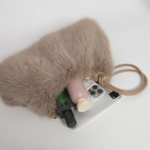 Sac à bandoulière en fausse fourrure kaki montrant l'espace pour tablette et maquillage
