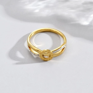 Bague dorée élégante avec chiffres romains, anneau fendu et pierres en zircone