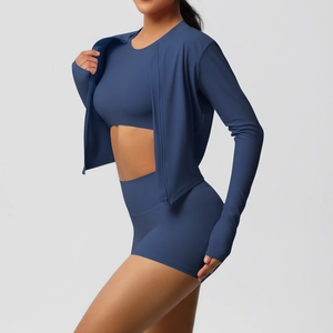 Vue latérale détaillée de l'ensemble yoga veste, brassière et short de sport