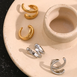 Dettaglio dei polsini per orecchie a doppio strato in oro 18K e argento su ceramica