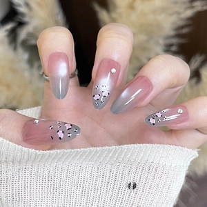 Lange mandelförmige Kunstnägel mit rosa Farbverlauf, Leopardenmuster und Glitzersteinen
