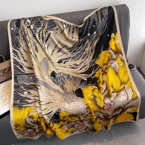 Foulard en satin de soie avec carpes koi dorées et fleurs sur noir, châle carré 110cm