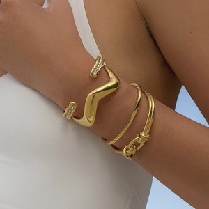Dreiteiliges goldbeschichtetes Edelstahl-Armband-Set mit Zirkonia-Steinen besetzt