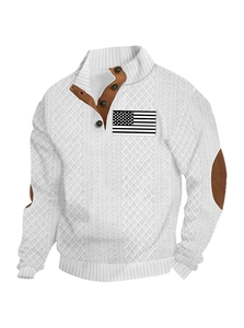 Detail van witte gebreide trui met opstaande kraag, bruine patches en vlagpatch