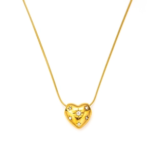 Dettaglio della collana a cuore dorata con incisione a stella e zirconi scintillanti