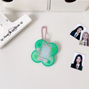 Grüner Kleeblatt Fotokartenhalter aus Acryl mit rosa Kette und süßem Schleifenmuster