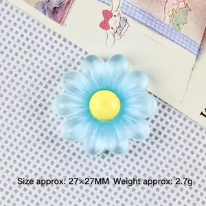 Vue détaillée d'une fleur de tournesol en résine bleue de 27mm avec texture mate