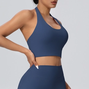 Vista laterale del reggiseno sportivo blu navy e dei leggings da yoga a vita alta