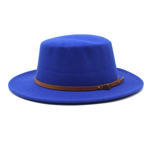 Chapeau plat classique en laine bleu roi avec sangle de boucle en cuir marron
