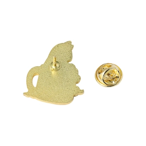 Detailed back view of a golden cat alloy brooch featuring a textured finish and butterfly clutch