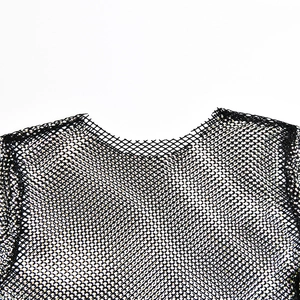 Gros plan du t-shirt en maille noire avec strass scintillants et détails de l'encolure