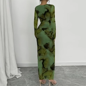 Vue arrière d'une robe maxi moulante à manches longues avec imprimé dégradé vert
