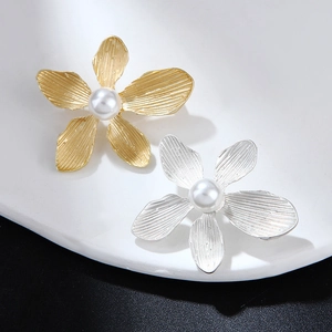 Vintage Five Petal Flower Brooch For Women Alloy Matte Plated Camellia Pin With Artificial Pearl Center Elegant Retro Jewelry
