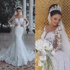 Robe de mariée sirène en dentelle blanche avec décolleté en V et manches longues