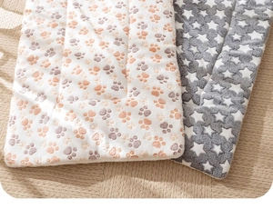 Detailopname van zachte flanellen textuur en patronen van huisdierdekens voor katten en honden