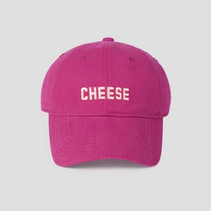 Detailansicht der weißen CHEESE-Stickerei auf einer rosafarbenen Baumwoll-Baseballkappe