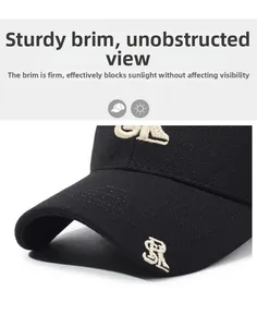 Gros plan détaillé sur la texture du tissu et la broderie GR de la casquette noire