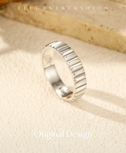 Detail of S925 sterling silver ring featuring geometric vertical stripe texture