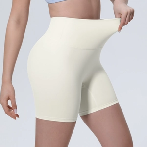Vue macro du short de yoga beige à taille haute montrant l'élasticité et le bord sans couture