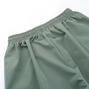 Dettaglio dell'elastico in vita e cuciture precise sui pantaloni cargo verde oliva