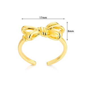 Détail de la bague nœud dorée de 17mm de large avec une finition polie miroir
