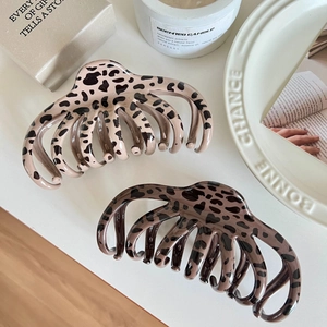 Eleganti mollette per capelli leopardate in beige e marrone per acconciature raffinate
