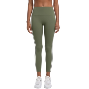 Vue détaillée du pantalon de yoga taille haute vert armée avec doubles bandes blanches