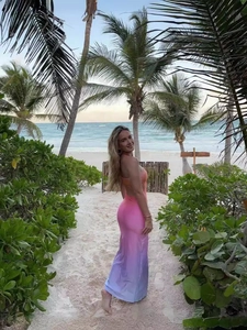 Sexy figurbetontes Kleid mit Farbverlauf und Neckholder für tropische Strandurlaube
