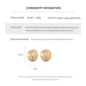 Size guide for C-shaped zircon earrings with dimensions of 2.2cm height and 2cm width