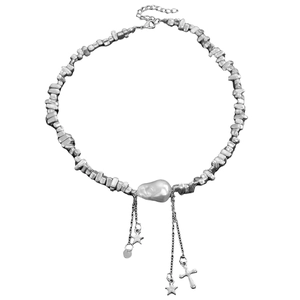 Vue détaillée du collier perlé argenté avec perle baroque et pendentifs en étoile