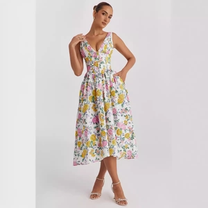 Slim fit floral print maxi dress with V-neck and sleeveless summer sundress design