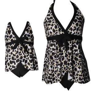 Détail de maillots de bain famille léopard avec ceintures à nœud et col licou chic