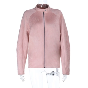 Detailansicht der rosa Wildlederjacke mit hochwertigem Metallreißverschluss und Rippenstruktur