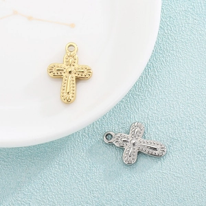 Pendentifs croix vintage ajourés en or et argent avec des reliefs de fleurs ciselés